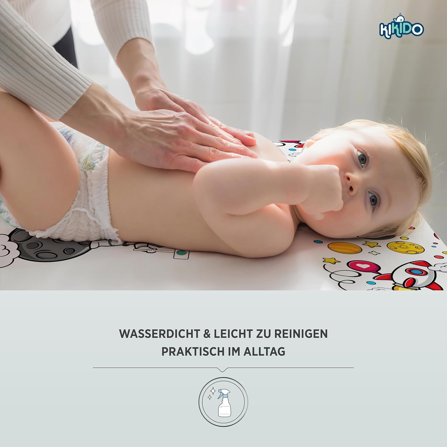 Baby auf Wickelauflage. Hände massieren Babybauch. Wasserdicht, leicht zu reinigen. Praktisch im Alltag.