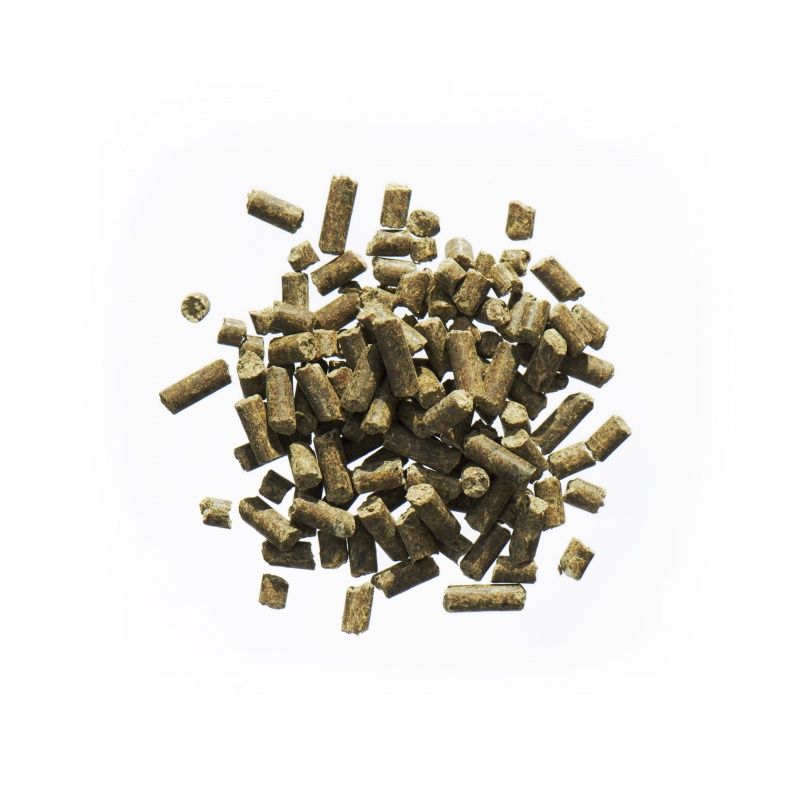 Haufen brauner Pellets. Zylindrische Form, unregelmäßige Größe. Auf weißem Hintergrund.