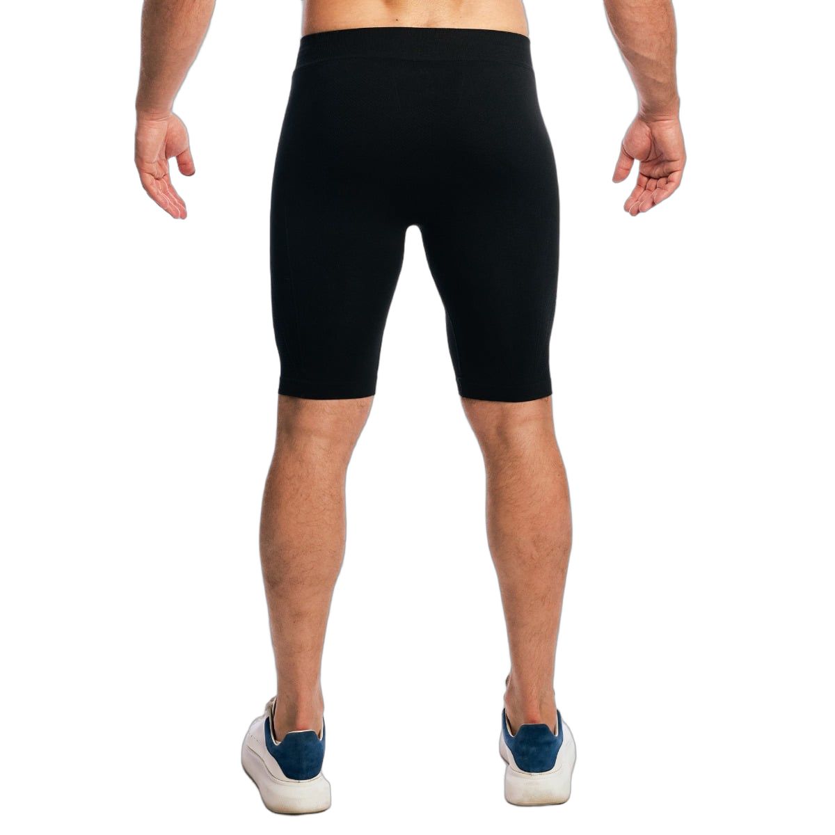 Rückansicht eines Mannes in schwarzen, nahtlosen Slim Shorts über dem Knie.