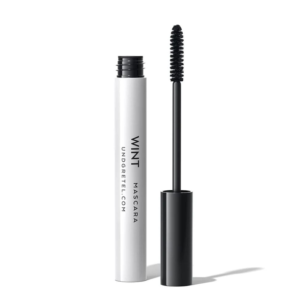 Weiße Mascara-Tube mit schwarzer Kappe und Bürste. Text: WINT, UND GRETEL.COM.