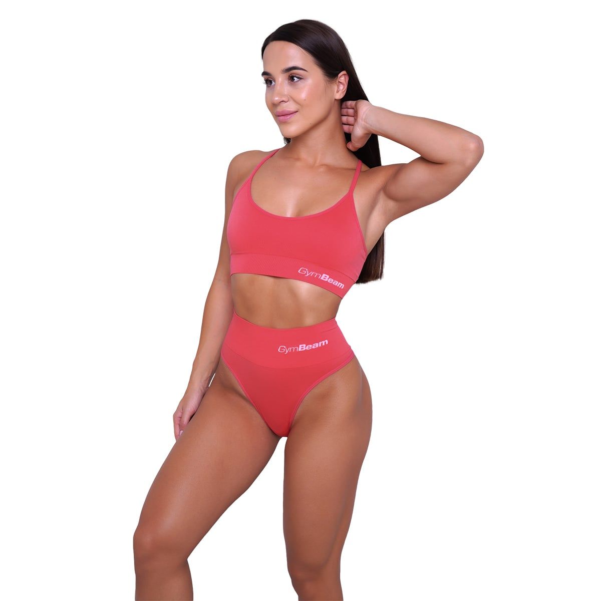 Frau trägt roten BH und Brazilian Slip mit hohem Bund, GymBeam Logo.