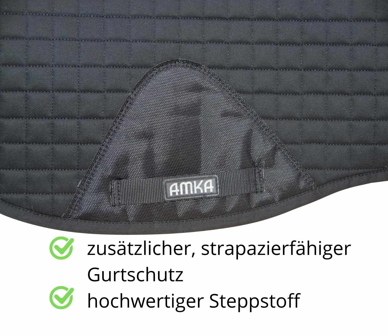 Schwarze Sattelunterlage mit AMKA-Logo. Text: zusätzlicher, strapazierfähiger Gurtschutz, hochwertiger Steppstoff.