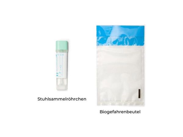 Teströhrchen mit grünem Deckel und Beschriftung. Daneben ein weißer Beutel mit schwarzem Streifen. Beschriftung: Stuhlsammelröhrchen, Biogefahrenbeutel.