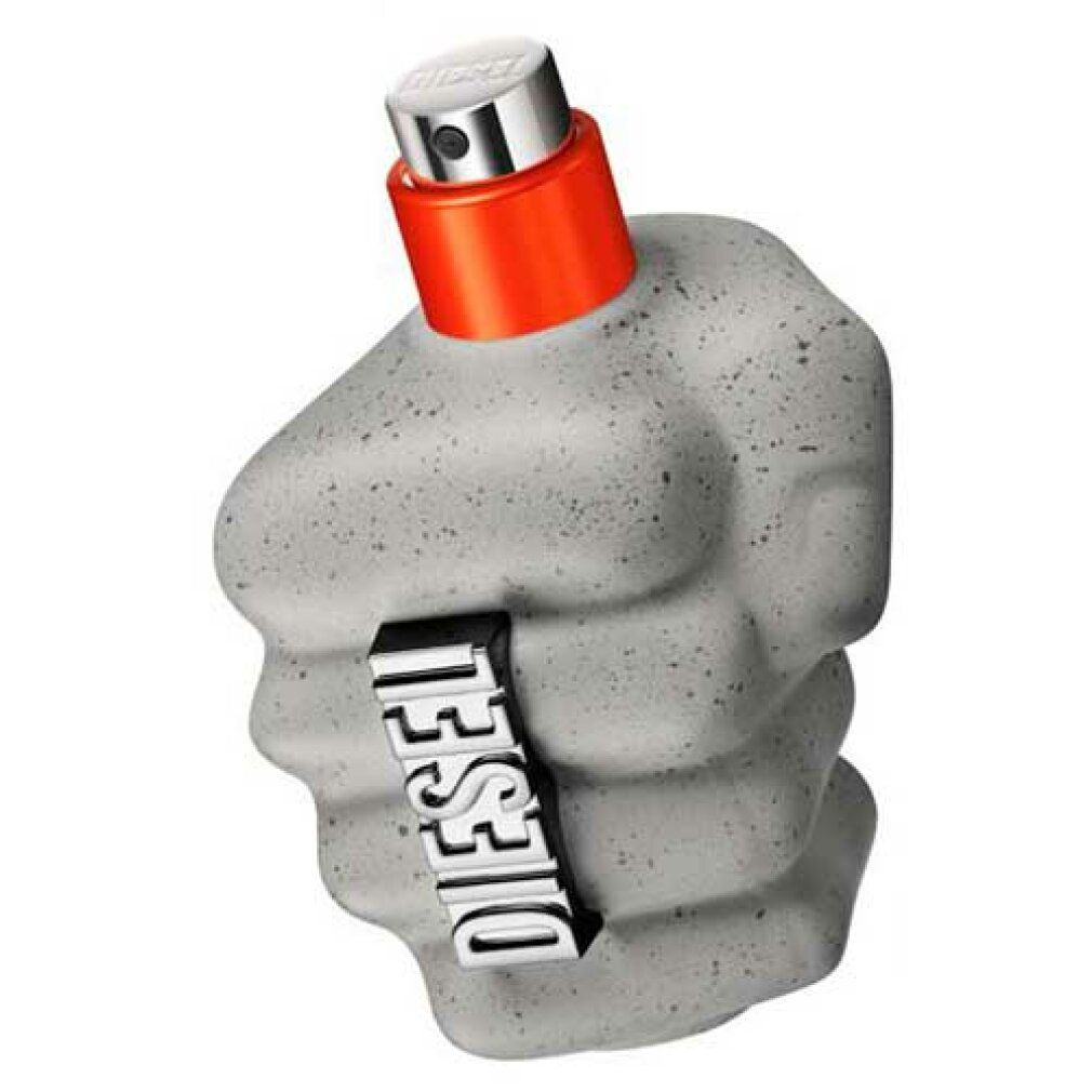 Graue Flakon in Faustform mit silbernem "DIESEL"-Schriftzug. Orangefarbener Sprühkopf. Auf weißem Hintergrund.