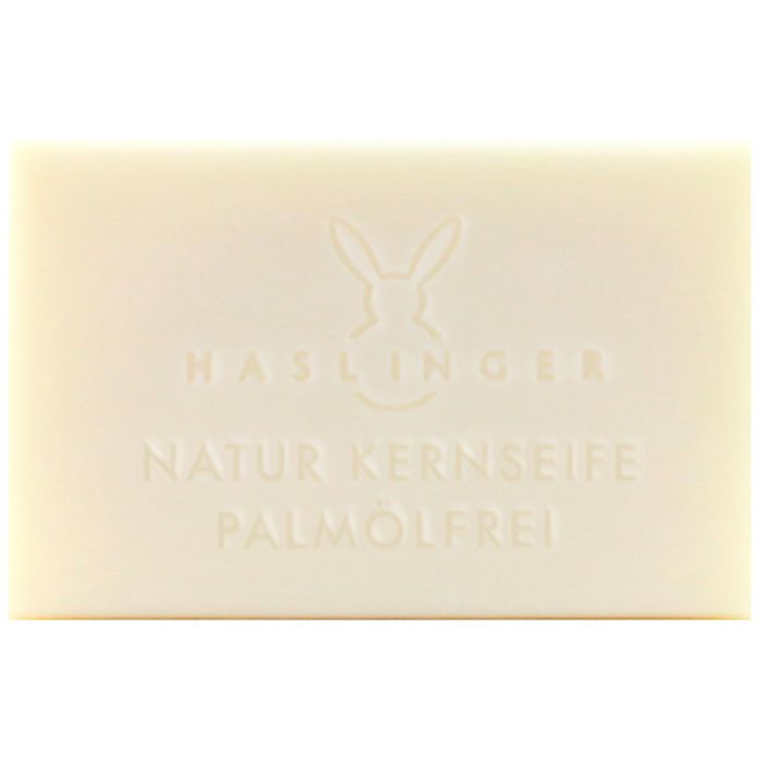 Rechteckige Seife mit Prägung. Oben Logo mit Hase, darunter Schriftzug: HASLINGER, NATUR KERNSEIFE, PALMÖLFREI.