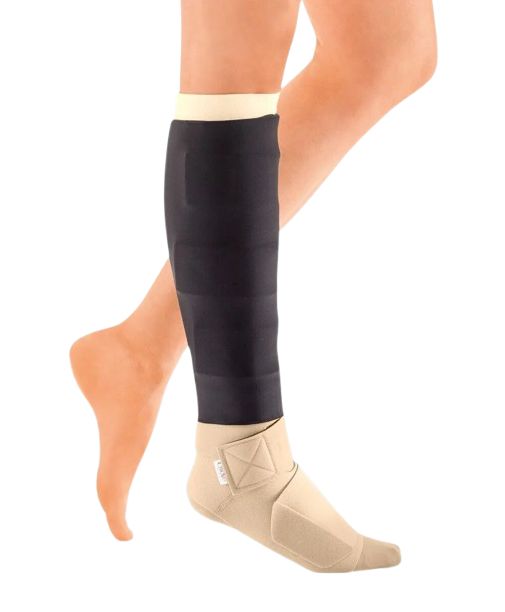 Schwarze Kompressionsbandage für das Unterschenkel mit beigefarbener Fußbandage und Klettverschlüssen.
