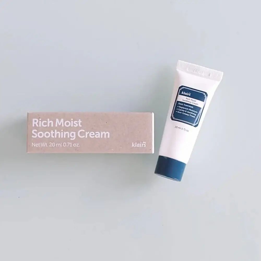 Produktverpackung und Tube. Aufschrift: Rich Moist Soothing Cream. Tube: klairs, blaues Etikett.