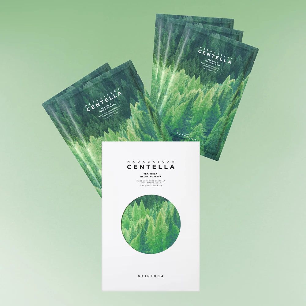 Mehrere Maskenpackungen und eine Box mit Waldmotiv und Produktnamen. Text: Madagascar Centella, Tea-Trica Relaxing Mask, SKIN1004.