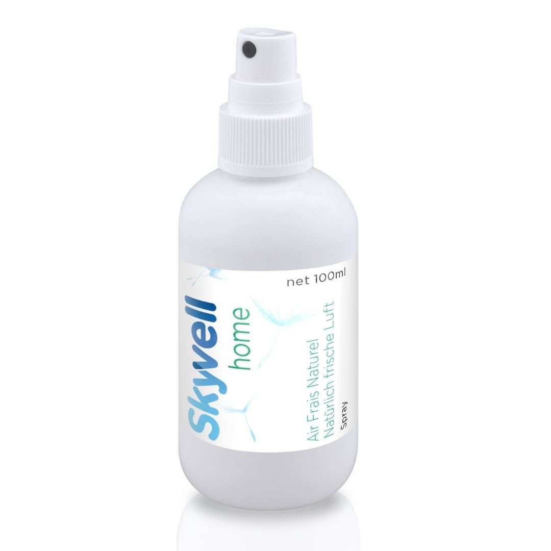 Weiße Sprühflasche mit blauem Etikett. Aufschrift: Skyvell home, Air Frais Naturel, natürlich frische Luft.