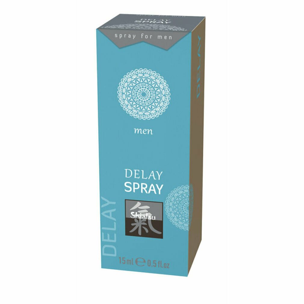Türkisfarbene Verpackung mit weißem Muster. Aufschrift "men", "DELAY SPRAY", Logo und Volumenangabe.