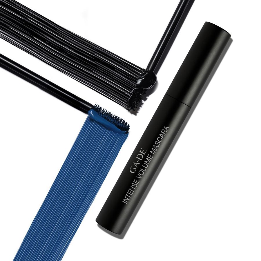 Schwarze Mascarahülse mit Bürste und Farbabstrich. Aufschrift: GA-DE Intense Volume Mascara. Blaue und schwarze Farbe.