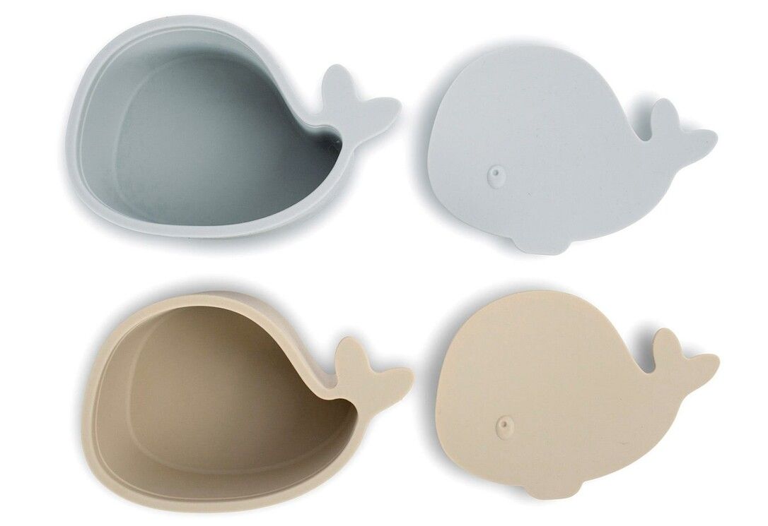 Vier walförmige Brotdosen. Zwei hellgrau, zwei beige. Zwei mit Deckel, zwei ohne.