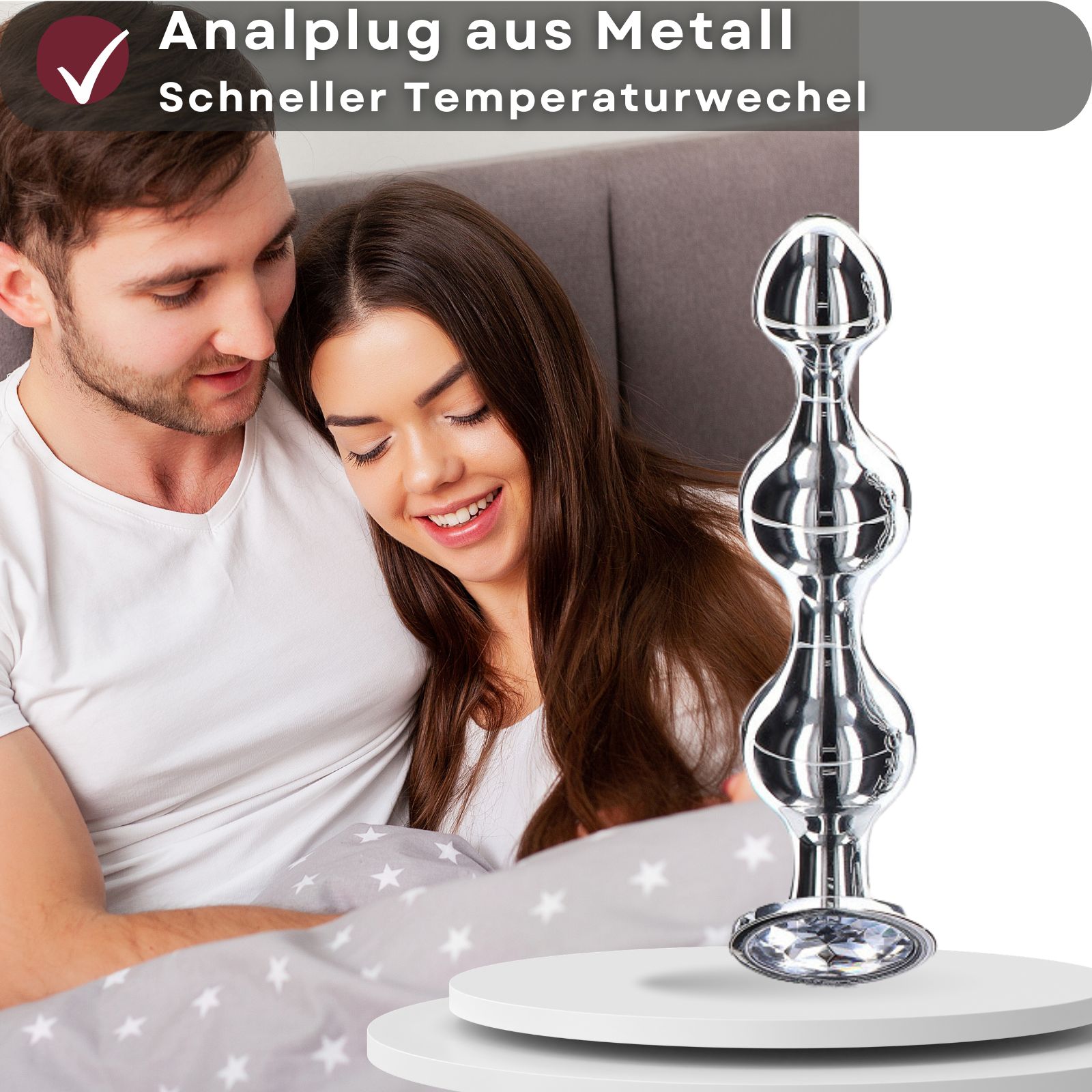 Analplug aus Metall. Schneller Temperaturwechsel. Produkt mit 3 Kugeln. Vor Paar im Bett.