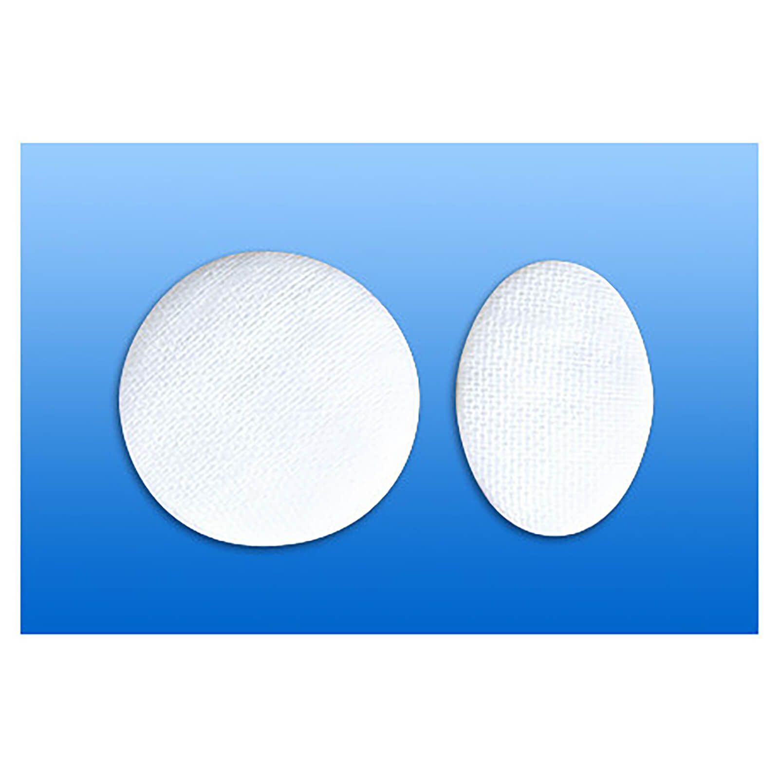 Zwei weiße, runde und ovale Augenkompressen. Die Kompressen sind aus einem textilen Material gefertigt.
