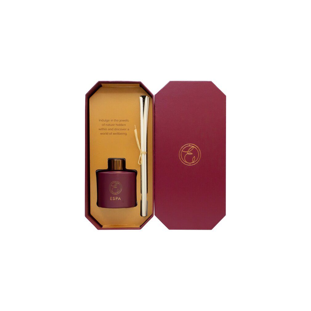 Rot-goldene Geschenkbox mit Duftdiffusor, Stäbchen und Produktlogo. Der Diffusor trägt den Markennamen ESPA.