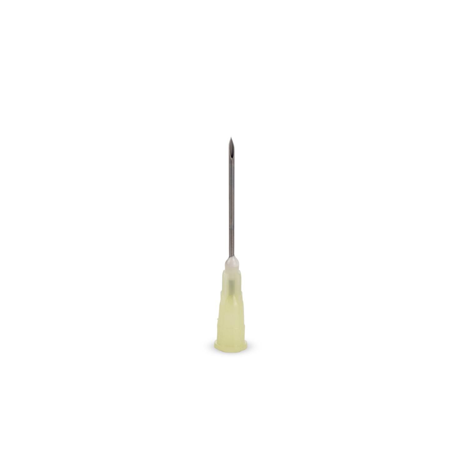 Kanüle mit gelbem Konus. Spitze Nadel aus Metall. Auf weißem Hintergrund.