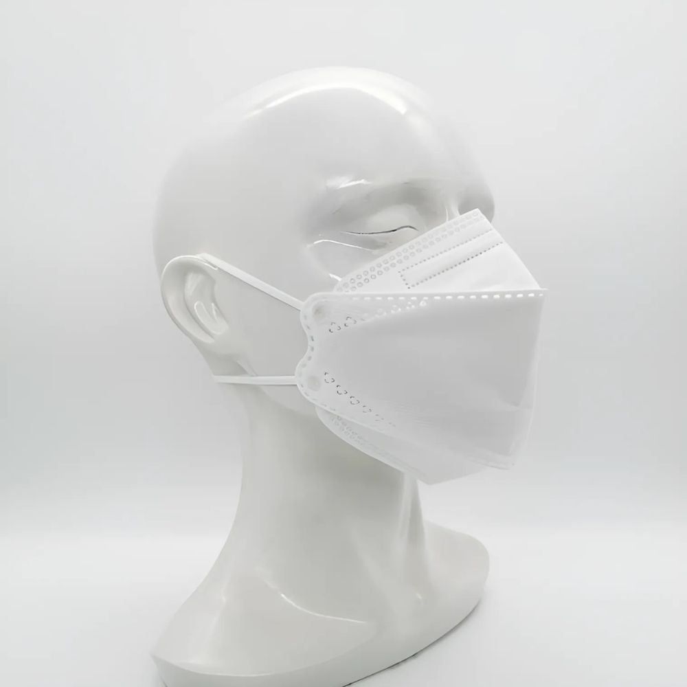 Weiße Bolisi FFP2-Maske auf einem weißen Schaufensterpuppenkopf. Maske mit Ohrschlaufen. Blick von der Seite.