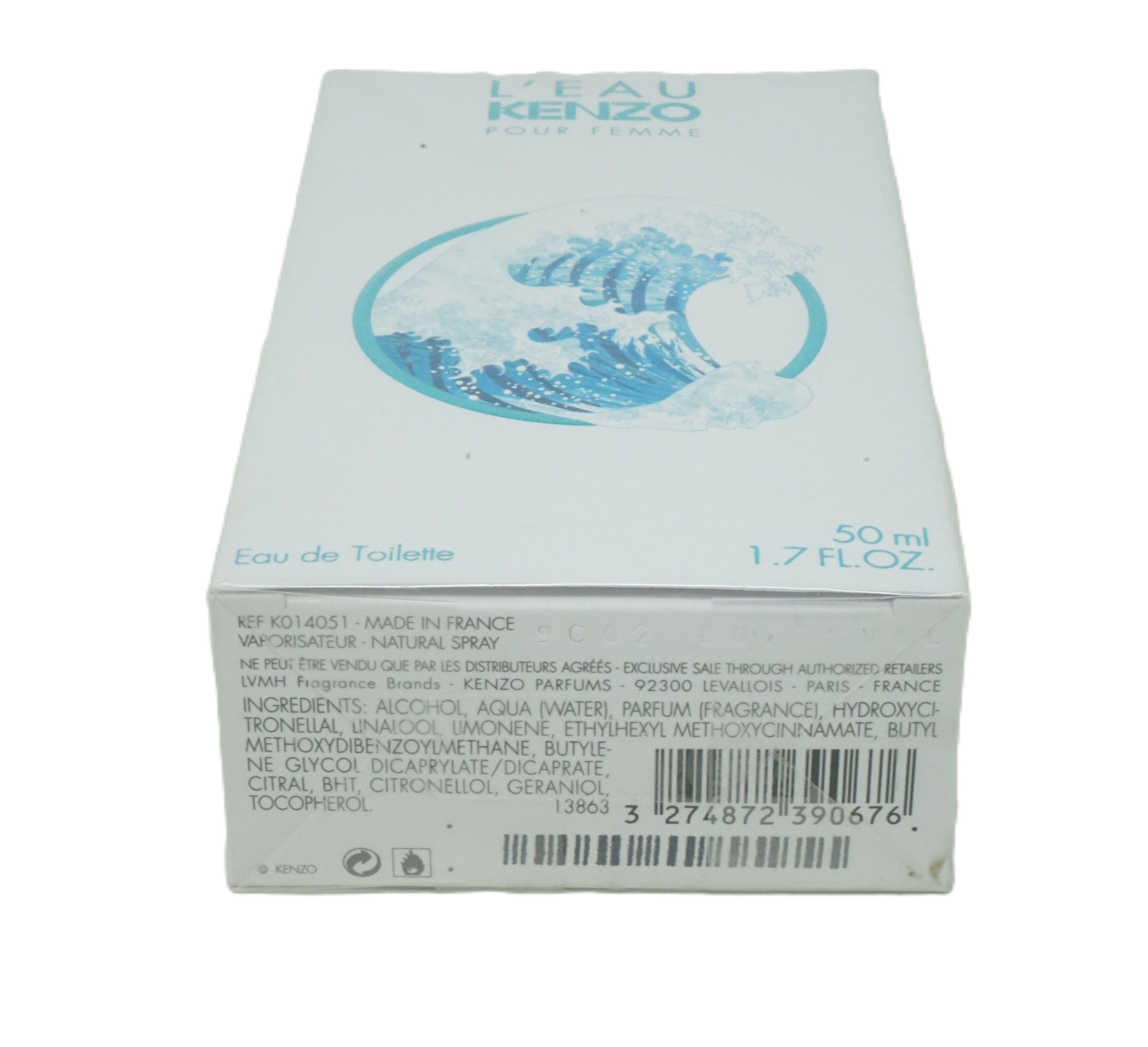 Weiße Verpackung mit blauem Wellenmuster. Text: L'EAU KENZO POUR FEMME, Eau de Toilette, 50 ml, 1.7 FL.OZ. Inhaltsstoffe und Barcode.