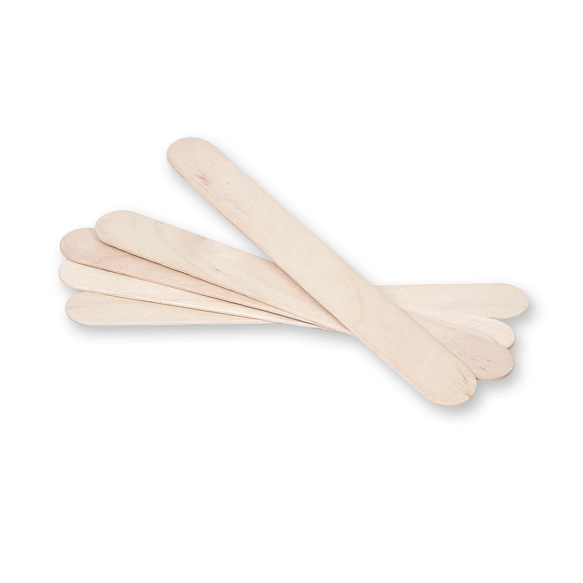 Fünf Holzmundspatel, lose. Abgerundete Enden. Helles Holz. Auf weißem Hintergrund.