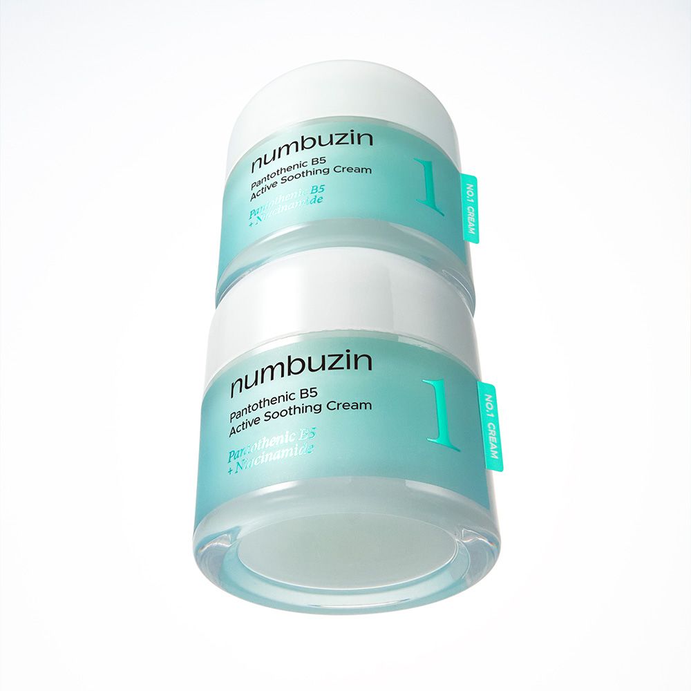 Zwei Numbuzin Nr. 1 Pantothenic B5 Active Soothing Cream Behälter übereinander gestapelt.
