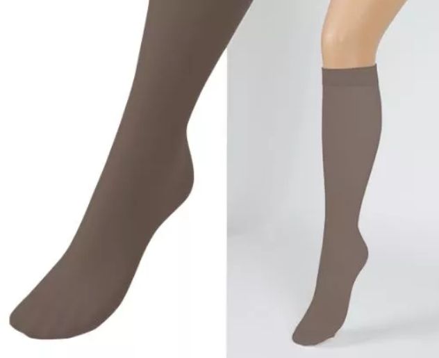 Zwei Kompressionsstrümpfe in Braun, einmal am Bein einer Person, einmal freigestellt. Blick auf Fuß und Knie.