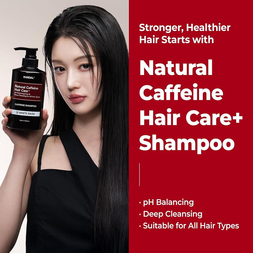 Frau hält eine Flasche KUNDAL Koffein-Shampoo. Text: Natural Caffeine Hair Care+ Shampoo, pH Balancing, Deep Cleansing.