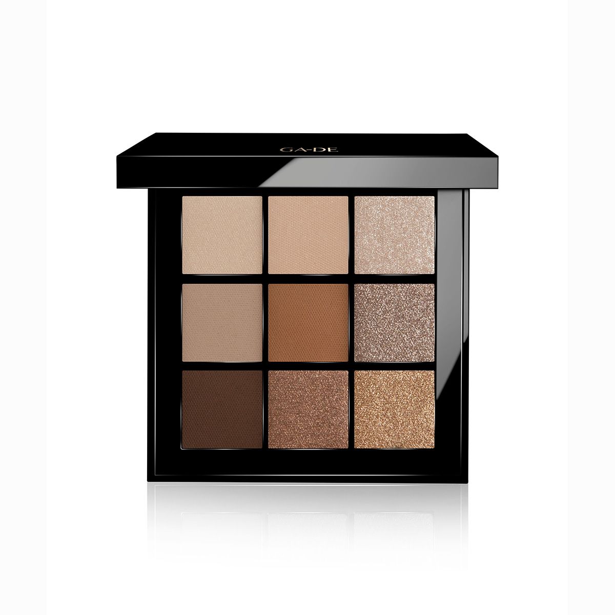 Ga-De Velveteen Lidschatten-Palette. Schwarze quadratische Palette mit neun Farbtönen in Beige, Braun und Gold. Marke oben.