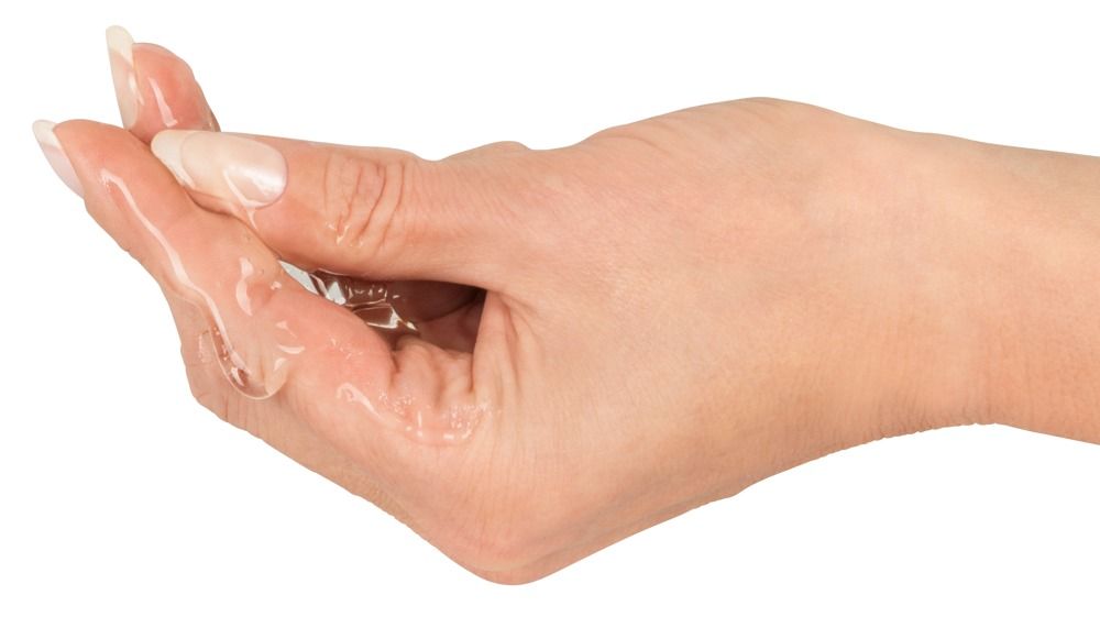 Eine Hand mit transparentem Gleitgel auf der Handfläche.
