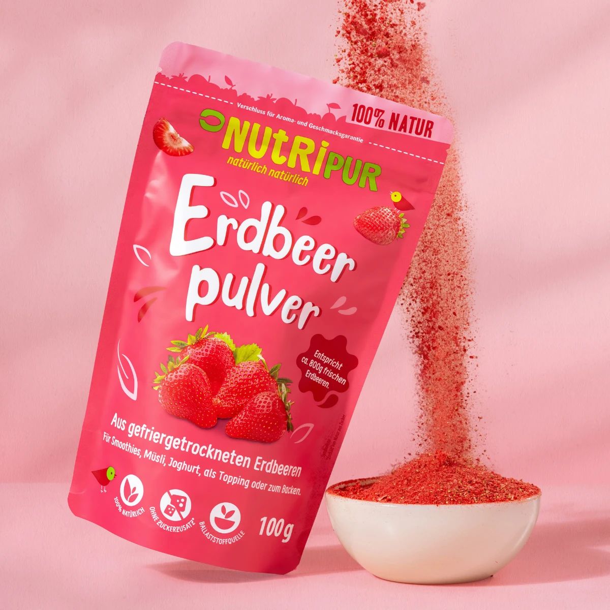 Beutel Erdbeerpulver, Pulver wird in eine Schale geschüttet. Aufschrift: NutriPur, Erdbeerpulver, 100% Natur.