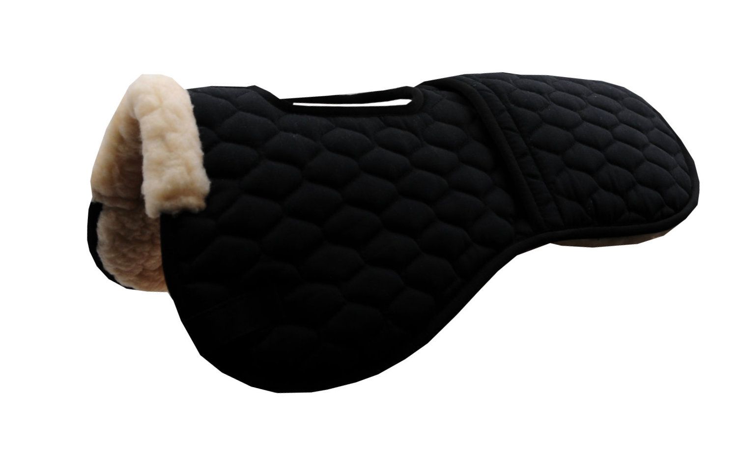 Schwarzes Sattelpad mit cremefarbenem Fellbesatz. Gepolsterte Oberfläche mit rautenförmigem Muster.