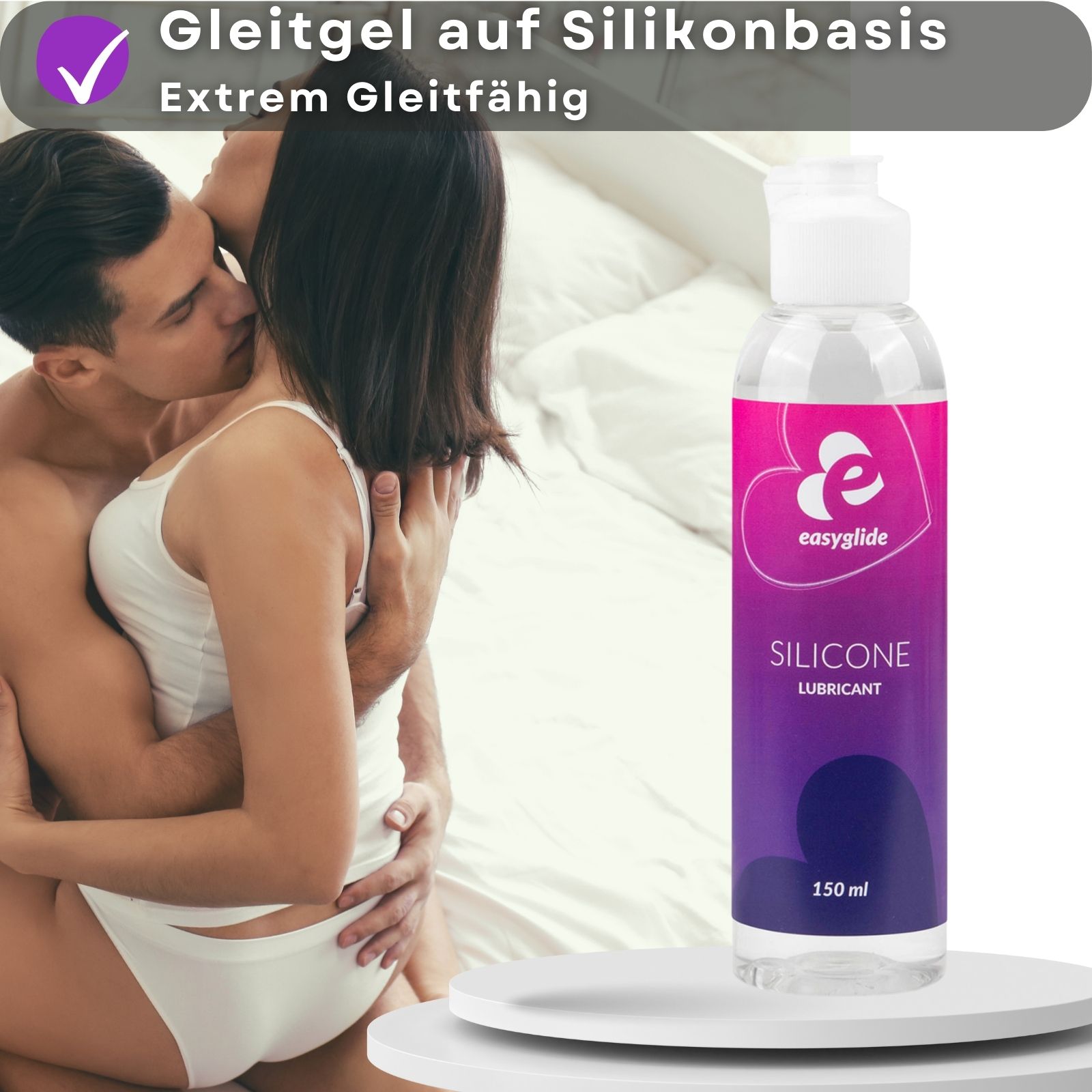 Flasche mit weißem Deckel. Aufschrift: Easyglide, Silicone Lubricant. 150 ml. Hintergrund: Paar.