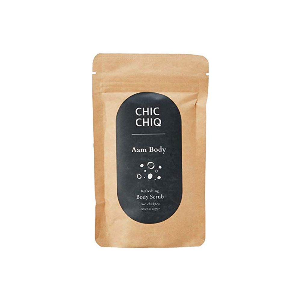 Beutel mit Produktetikett. Aufschrift: CHIC CHIQ, Aam Body, Body Scrub. Braune Papierverpackung.
