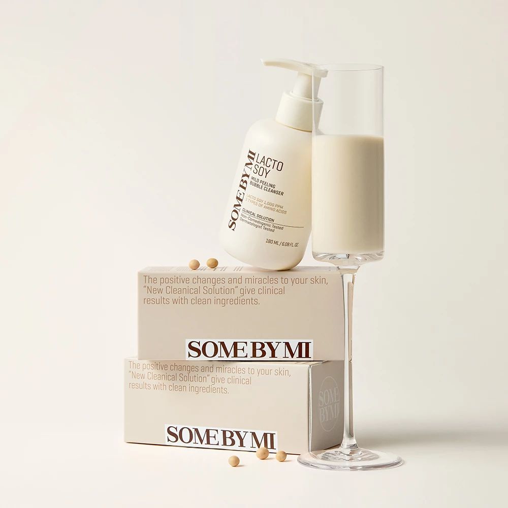 Flasche SOMEBYMI Lactosoy Mild Bubble Cleanser, Glas mit Flüssigkeit. Produktverpackung und Text sichtbar.