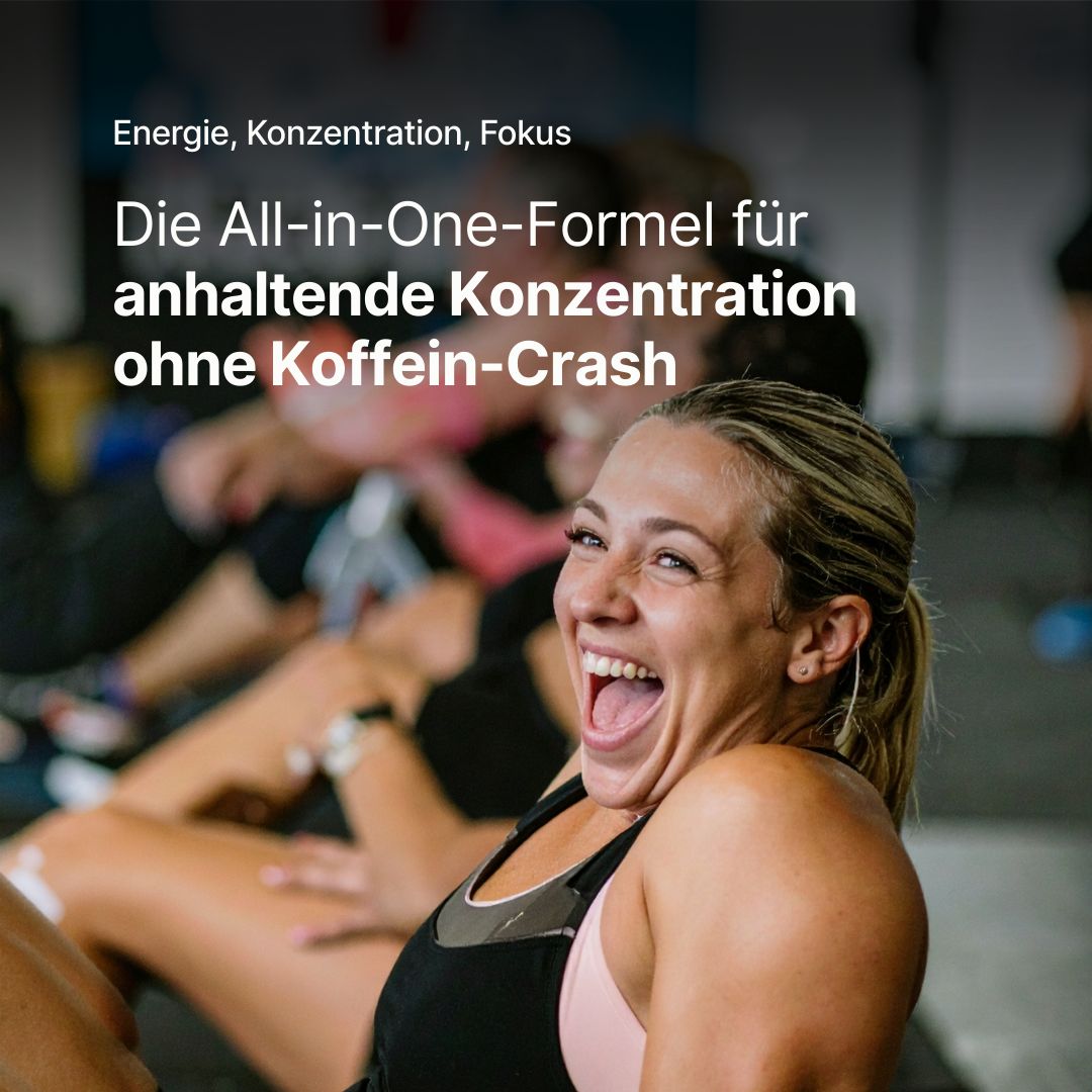 Lächelnde Frau in Fitnessstudio. Text: Die All-in-One-Formel für anhaltende Konzentration ohne Koffein-Crash. Energie, Konzentration, Fokus.