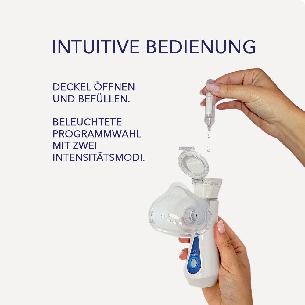Hände halten Inhalationsgerät und Kochsalzlösung. Deckel wird geöffnet, Lösung eingefüllt, Gerät vorbereitet.