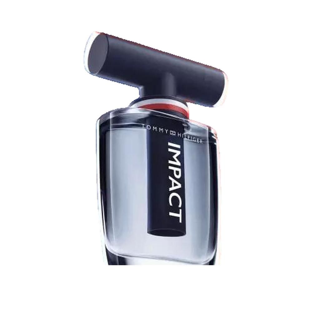 Schräg gestellter Glasflakon mit schwarzem Verschluss. Aufschrift IMPACT. TOMMY HILFIGER Logo.