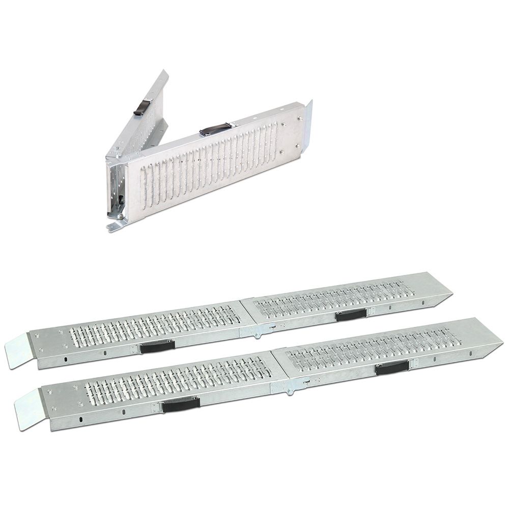 Zwei silberfarbene, klappbare Auffahrrampen. Eine ist zusammengeklappt, die andere ausgeklappt. Metall mit Lochmuster.