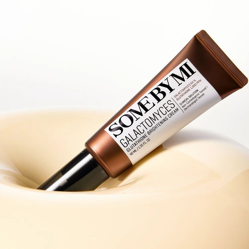 Tube SOME BY MI Galactomyces Glutathione Brightening Cream in cremiger Flüssigkeit.