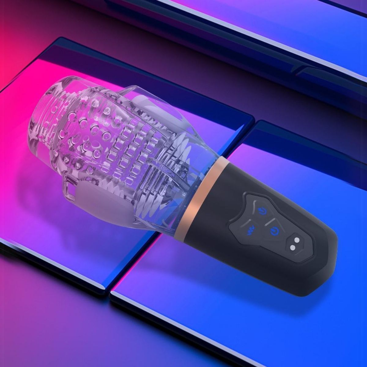 Gerät mit transparentem Gehäuse und schwarzem Griff. Goldfarbener Ring. Auf blauen und pinken Oberflächen platziert.