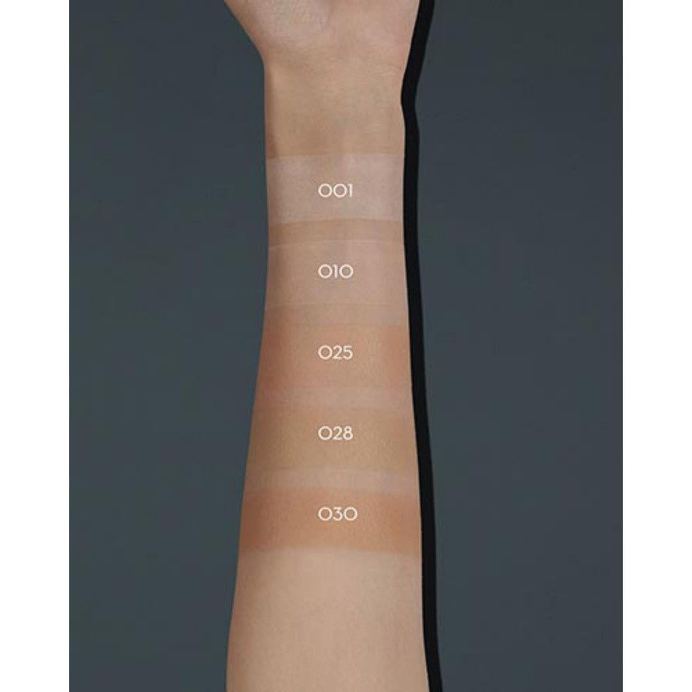 Arm mit fünf Farbmustern des Puders. Von hell nach dunkel: 001, 010, 025, 028, 030. Hintergrund: Grau.
