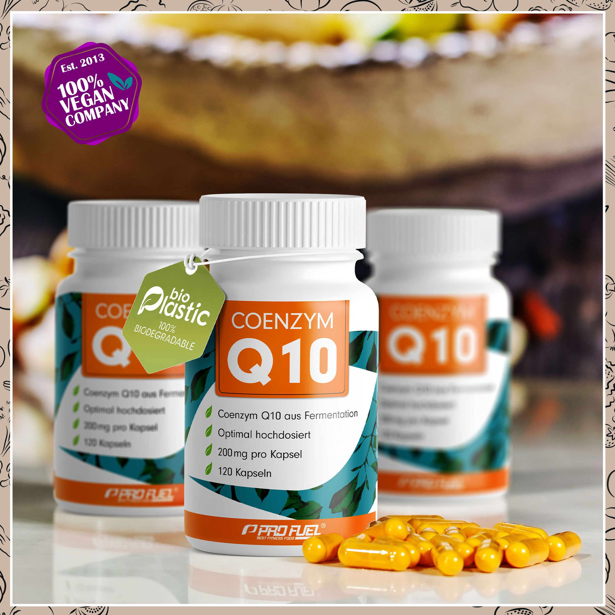 Drei weiße Flaschen mit COENZYM Q10 Kapseln und gelben Kapseln. Label mit veganem Logo und Aufschrift: 120 Kapseln.