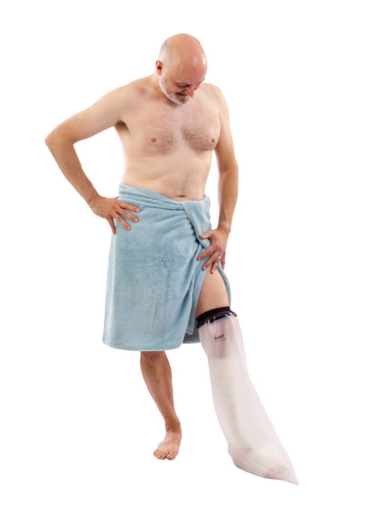 Beinschutz für Erwachsene. Transparente Hülle, schwarzer Abschluss. Mann mit Handtuch. Bein bedeckt.