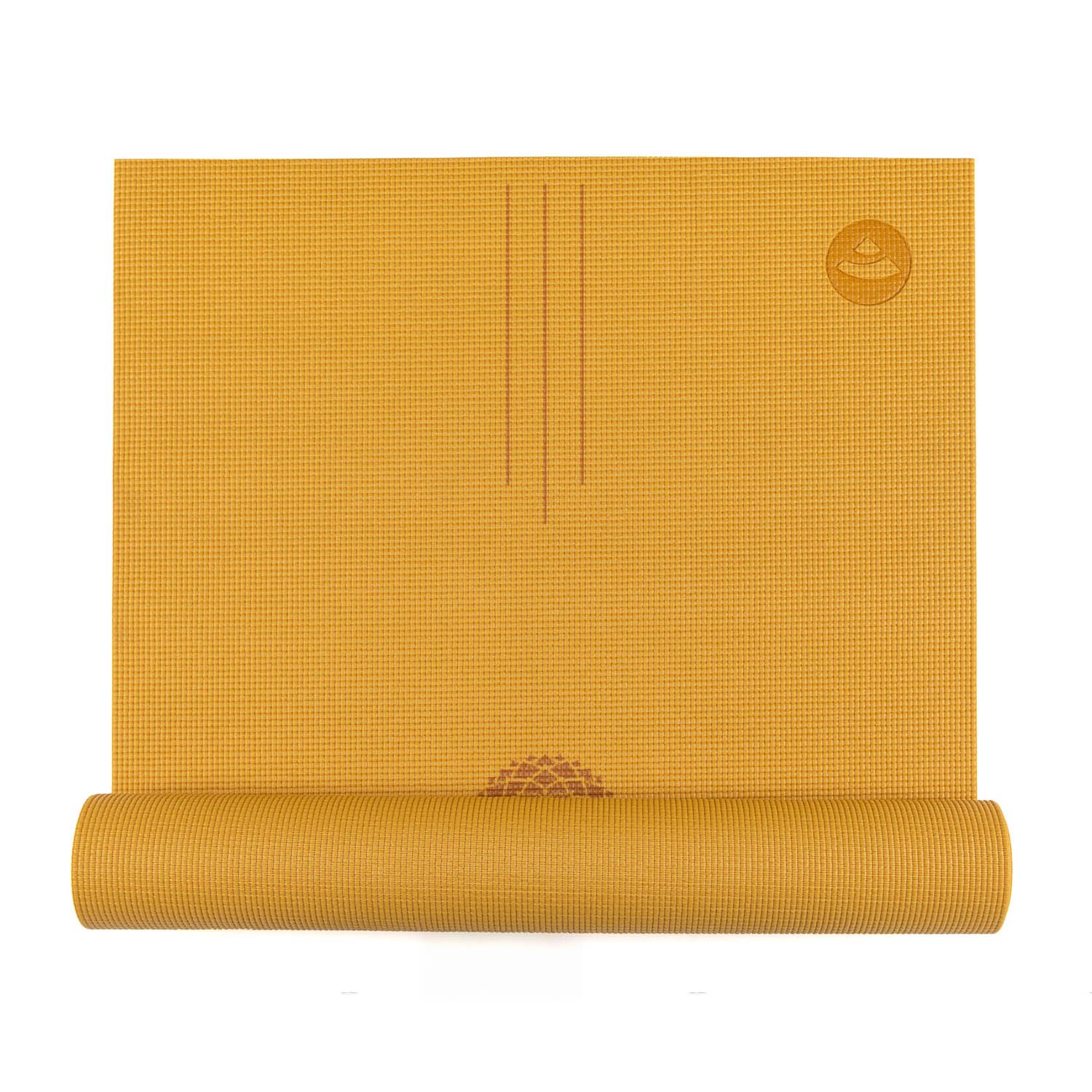 Gelbe Yogamatte, teilweise gerollt. Mit braunen Ausrichtungslinien und einem Logo. Auf weißem Hintergrund.