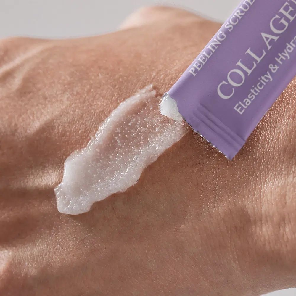 Produkt auf Hand aufgetragen. Lila Beutel mit Text: COLLAGEN MILKY, PEELING SCRUB.