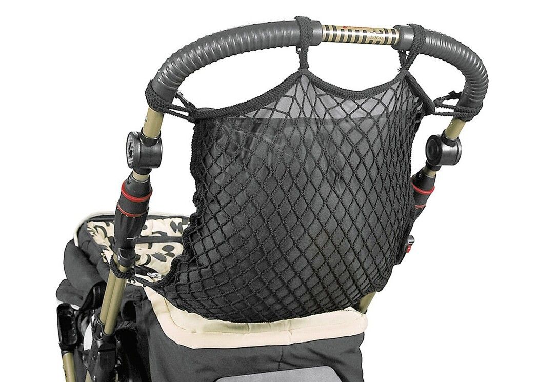 Schwarzes Kinderwagennetz, am Griff befestigt. Netzstruktur, Stoffeinhang. Rückansicht, Detailaufnahme.