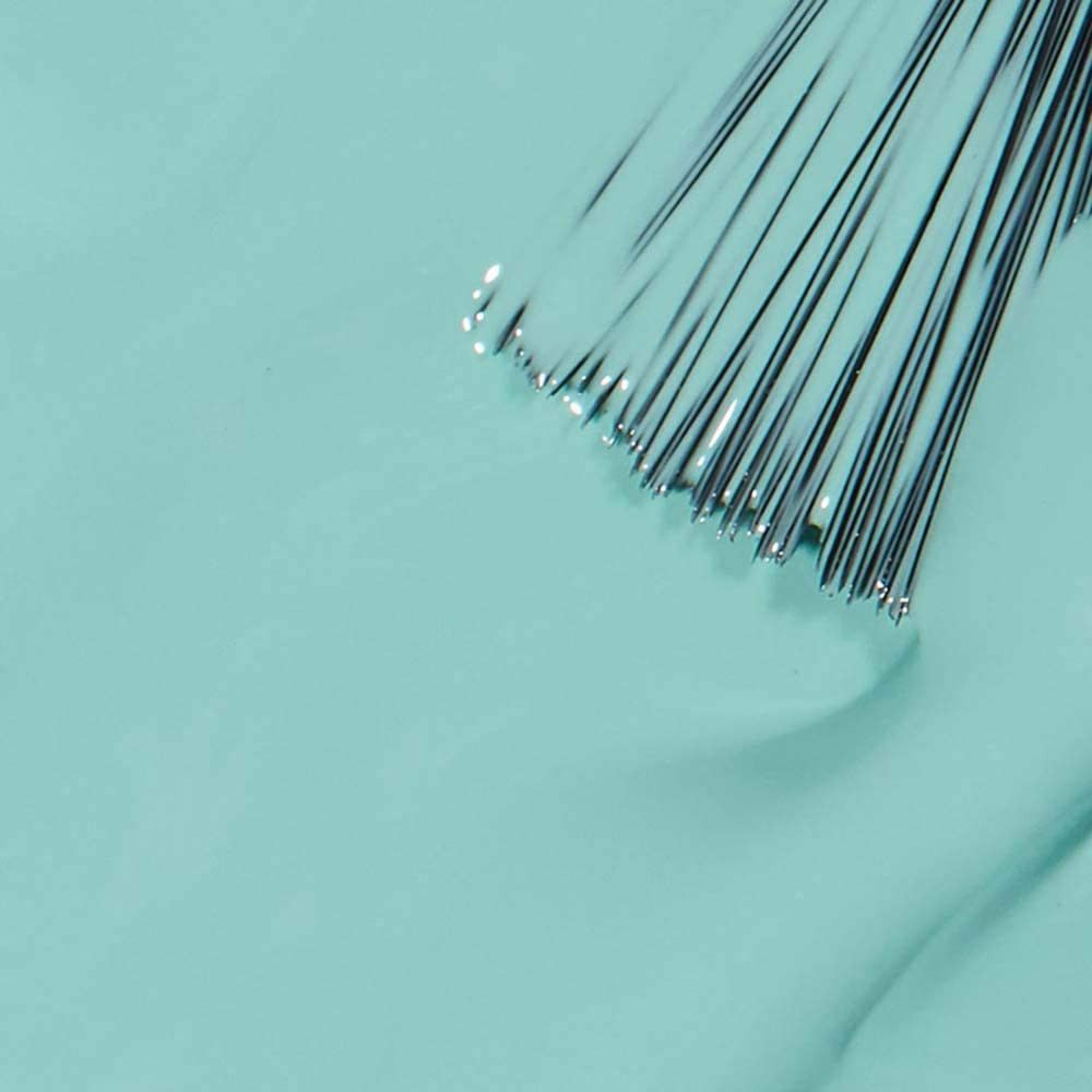 Türkisfarbener Nagellack mit Pinsel. Der Pinsel ist in den Lack getaucht und zeigt die Textur des Produkts.