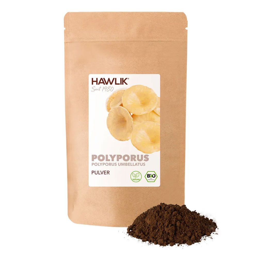 Braune Papiertüte mit Produktabbildung und Text. Darunter ein Haufen braunes Pulver. Aufschrift: HAWLIK, POLYPORUS, PULVER, Bio-Siegel.