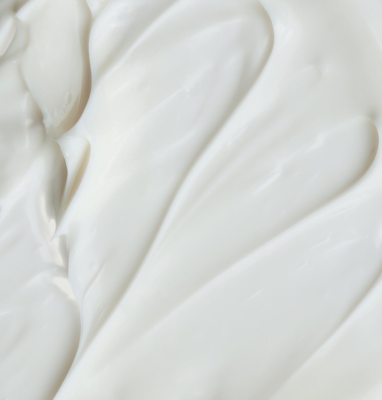 Nahaufnahme von weißer Creme. Wellenförmige Textur.