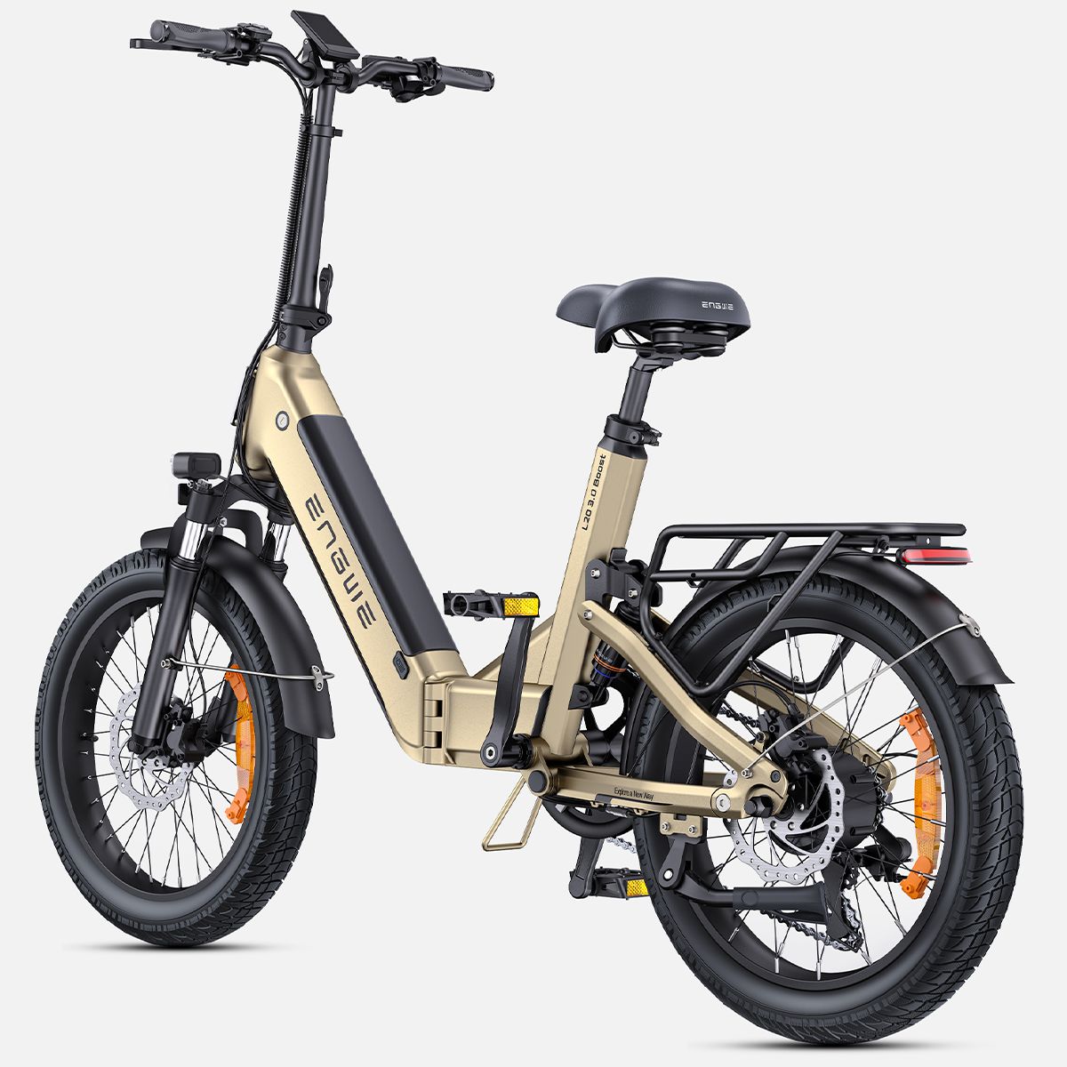 Elektrofahrrad, beige mit schwarzen Elementen. Marke ENGWE. Rückansicht mit Gepäckträger und Rücklicht.