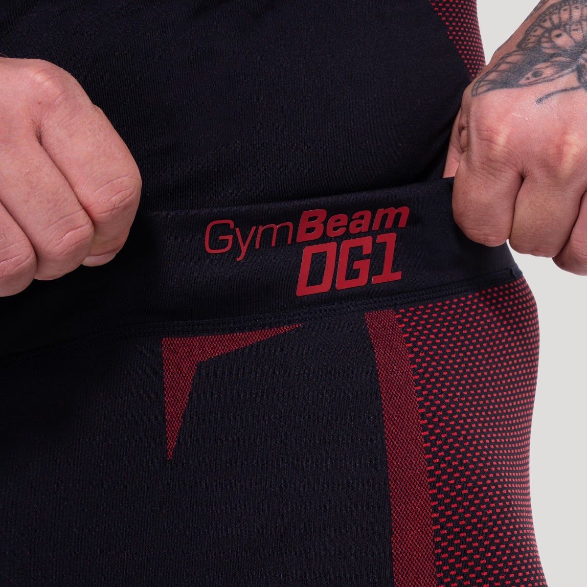 Detailansicht der Taille von Herren-Leggings mit rotem Logo 'GymBeam OG1'.